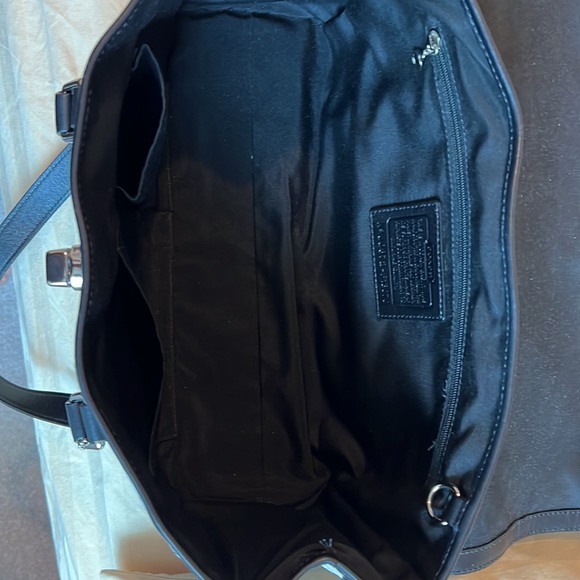 Coach Hampton signature flap satchel. Smoke free and pet free home. - Picture 14 of 16